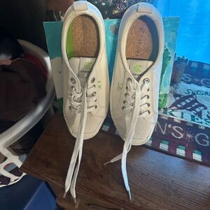 Cariuma Women's Classic White Sneakers